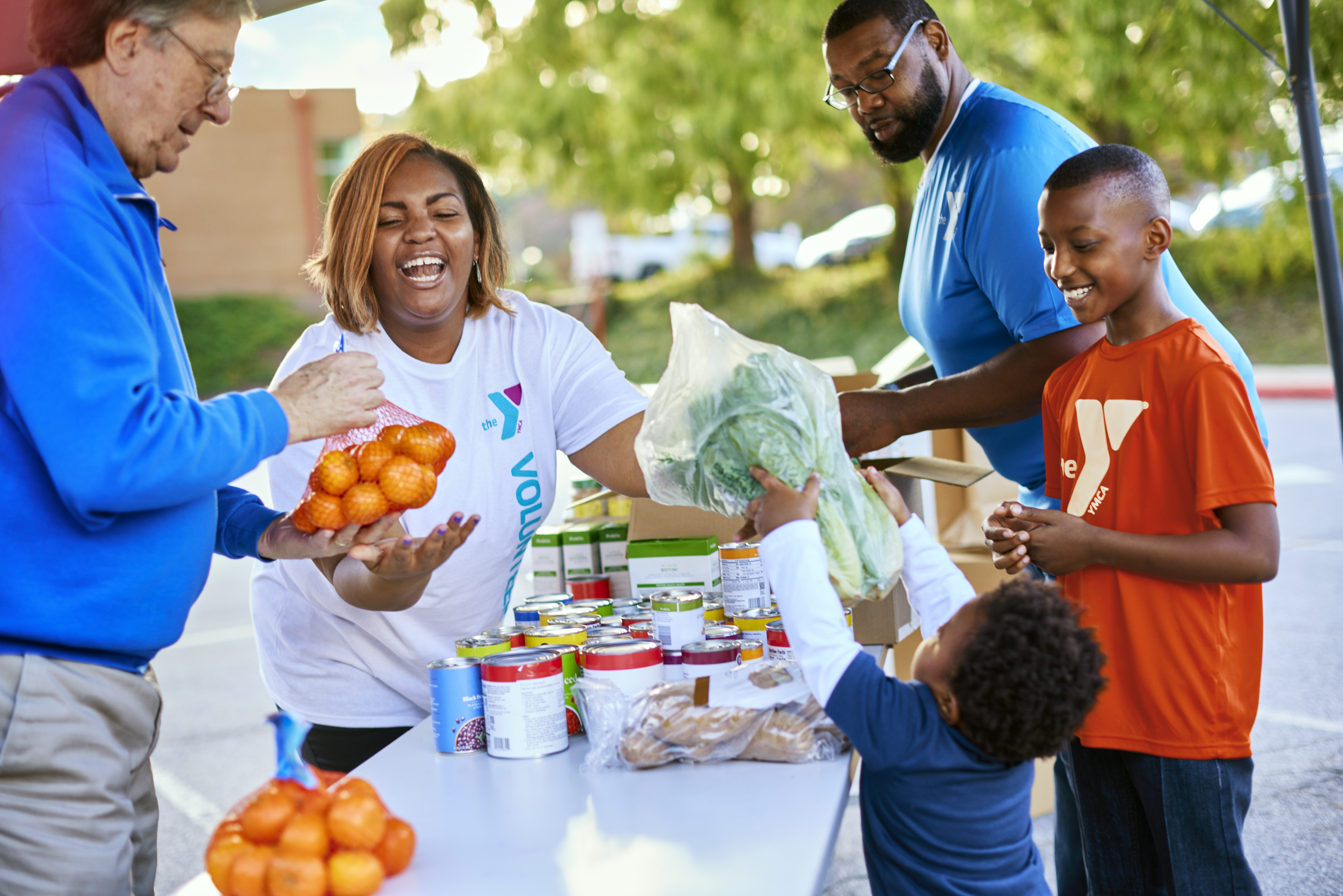 Volunteers distributing food